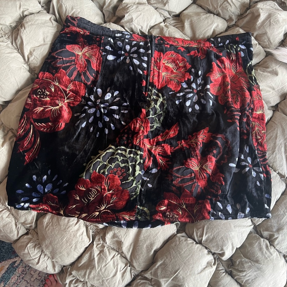 Floral velvet mini skirt - Picture 2 of 4